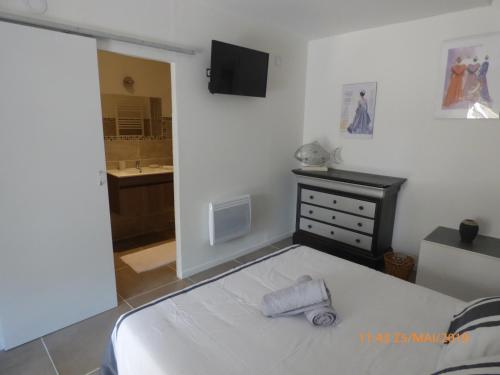 Postel nebo postele na pokoji v ubytování MAS MAURANE-Chambre d'hôte avec SPA privé aux portes d'ARLES