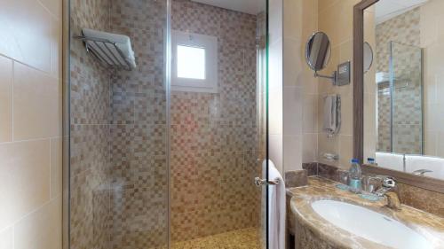 Salle de bains dans l'établissement Simaisma A Murwab Resort