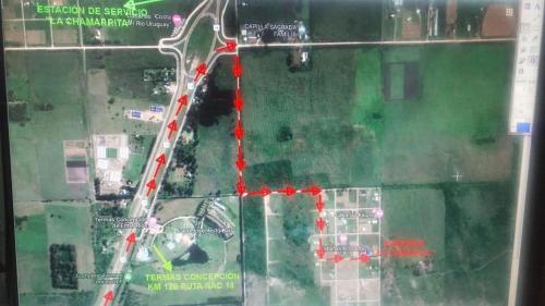 a map of a park with red arrows on it at Cabañas y Bungalow " La Comarca" in Concepción del Uruguay