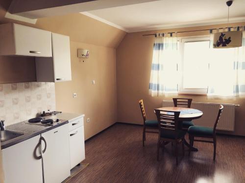 Cuisine ou kitchenette dans l'établissement Apartment and rooms Maraton