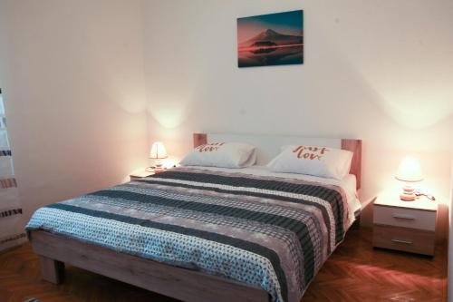 Giường trong phòng chung tại Salona Split Apartment