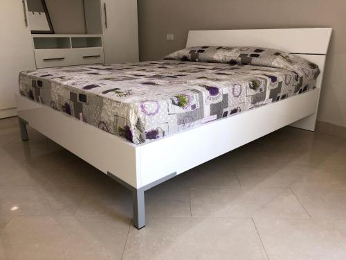 En eller flere senge i et værelse på Mali i Robit Beachfront Apartment