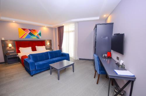 TV a/nebo společenská místnost v ubytování Batumi Palm Hotel