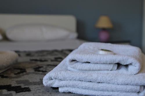 een stapel handdoeken bovenop een bed bij Aris Apartments in Gerani Chanion