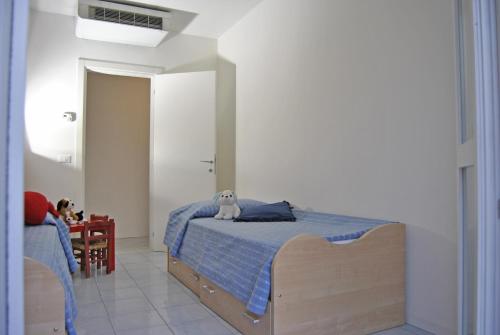 - une chambre avec un lit avec un chien dans l'établissement Residence Tamerici, à Caorle