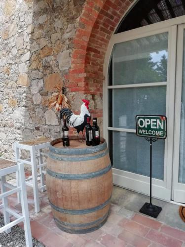 a wine barrel with a chicken sitting on top of it at B&B CASAGRANDE in Quercegrossa