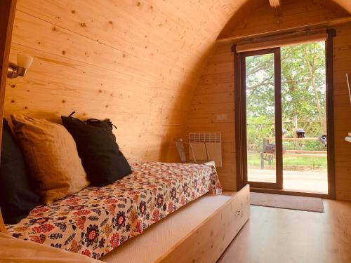 een slaapkamer met een bed in een blokhut bij Erholungsgebiet Blauer See in Garbsen
