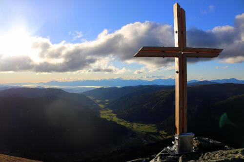 una cruz de madera en la cima de una montaña en Ferienwohnung Zedlacher, en Patergassen
