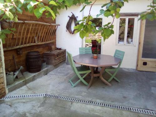 een houten tafel en stoelen op een patio bij Charmant studio centre ville Mirepoix in Mirepoix