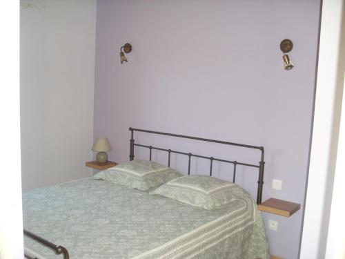 納博訥的住宿－普利斯瓦度假屋，卧室内的一张带两个枕头的床