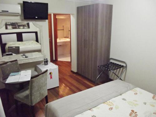 Un pat sau paturi într-o cameră la Hotel Acrópolis