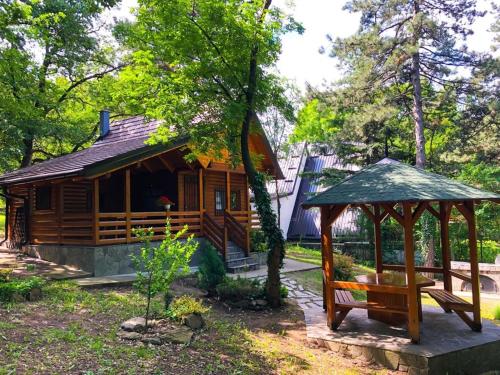 弗爾沙茨的住宿－Brvnara Vršac，树林中的小屋,带凉亭