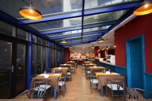 ห้องอาหารหรือที่รับประทานอาหารของ Batumi Palm Hotel