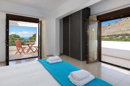 Villa Alya with Private Pool في بيفكي رودس: غرفة نوم مع سرير وبلكونة مع طاولة