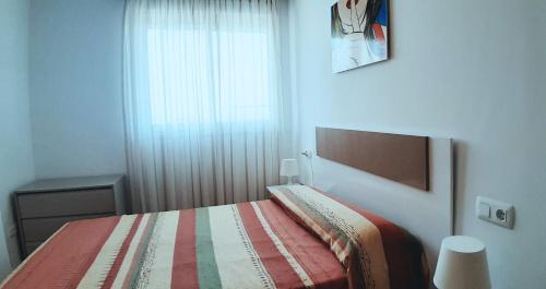 1 dormitorio con cama y ventana en Colomeras Vidaber, en Oropesa del Mar