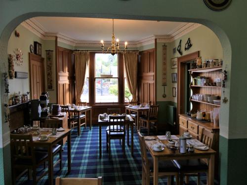 A restaurant or other place to eat at Buttonboss Lodge B&B 