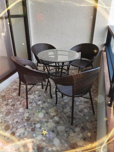 a table and chairs on a floor with stars at 澎湖寶貝民宿 in Huxi