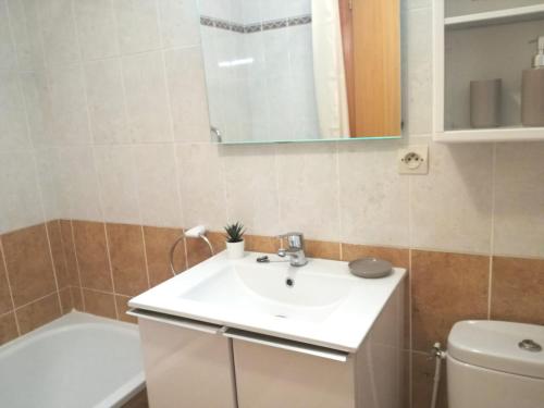 łazienka z umywalką, toaletą i wanną w obiekcie Bidasoa con vistas w mieście Hendaye