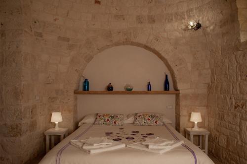 a bedroom with a bed with two towels on it at Le Dieci Porte in Alberobello