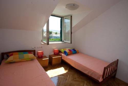 En eller flere senge i et værelse på Yacht Beach Apartments