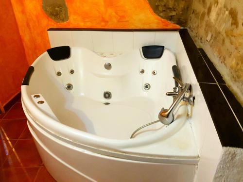 una vasca da bagno bianca seduta in bagno di Casa Alba a Xert