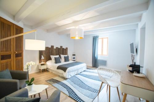 ソー・ドゥ・ヴォクリューズにあるLa Bastide des Bourguets, Mont Ventoux - Adults Onlyのベッドルーム1室(ベッド1台付)、リビングルームが備わります。