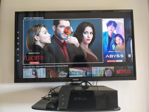 a computer monitor with a movie on the screen at Les Clés du Bonheur by Beds4Wanderlust, 47m2 avec Terrasse privative & Parking-RER B TGV 10min-Orly 20min in Massy