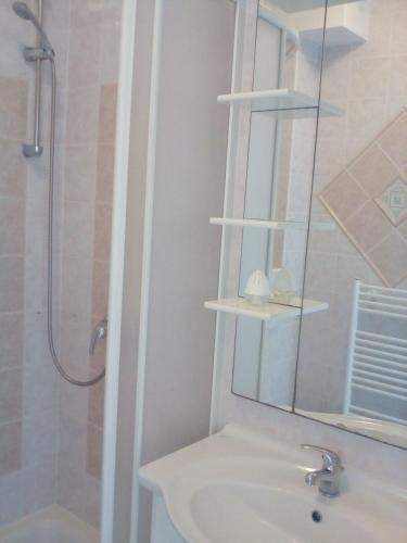 Ένα μπάνιο στο Ana Rooms