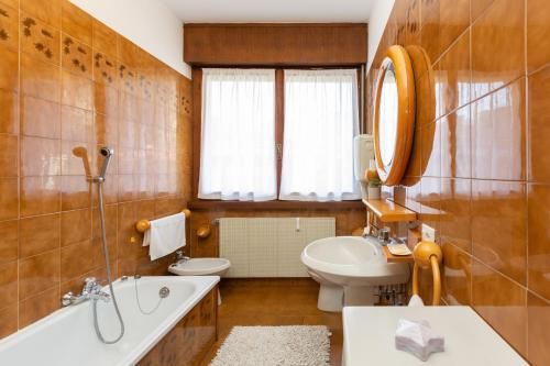 a bathroom with a sink and a toilet and a tub at VILLA MARY in Arco