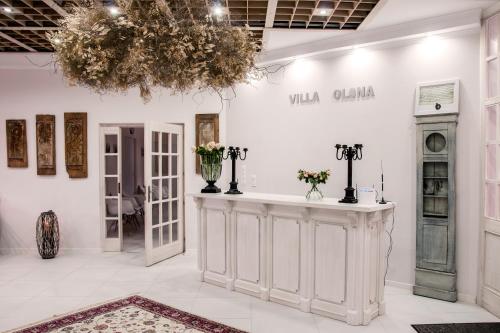 a white room with a counter with flowers on it at B&B Źródlana 46 in Olszyna