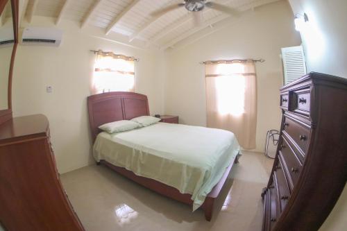 Ένα ή περισσότερα κρεβάτια σε δωμάτιο στο Hibiscus Villa @ DraxHall