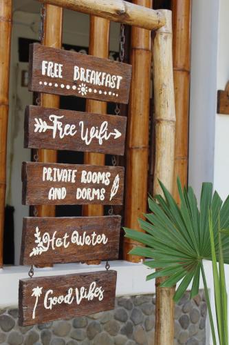 a sign that says free wifi picnic rooms and dont answer at Sapa Inka in Montañita