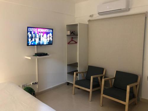TV a/nebo společenská místnost v ubytování ALIWE ( A 300 metros del Aeropuerto El Palomar)