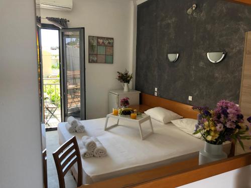 Ένα ή περισσότερα κρεβάτια σε δωμάτιο στο Central Guest House Skiathos