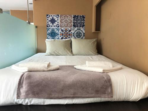 1 dormitorio con 1 cama con 2 toallas en Sitges Studio, en Sitges