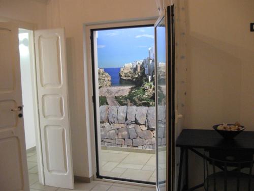 - une porte menant à une chambre avec vue sur l'océan dans l'établissement Il mare in un Boccaccio, à Polignano a Mare