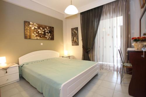 Łóżko lub łóżka w pokoju w obiekcie Luxury flat in Platamonas 2' from the beach! Great VFM!!!