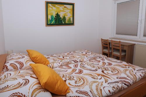 Gorenja VasにあるApartma Dolinarの壁に絵が描かれた部屋のベッド1台
