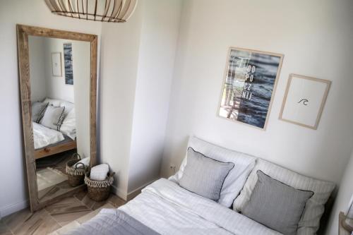 ブワディスワボボにあるStudio 33 Władysławowoのベッドと鏡のある寝室