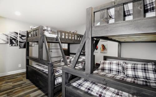 2 literas en una habitación con escalera en Chalet 06 Chemin Blanc by Les Chalets Alpins, en Stoneham