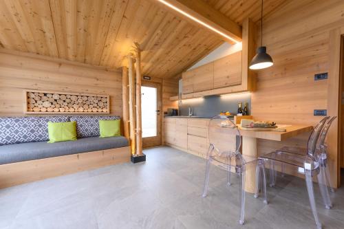 eine Küche und ein Esszimmer mit einem Tisch und Stühlen in der Unterkunft Casera Pian Grand Wellness Lodge in Chies dʼAlpago