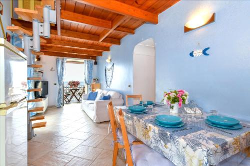 una sala da pranzo con tavolo e piatti blu di Angolo di Paradiso - Deluxe Holiday Home a Massa Lubrense