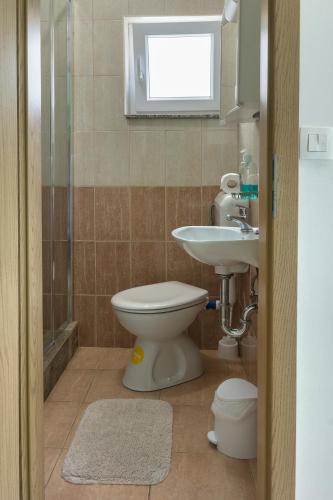 Ένα μπάνιο στο Jovich Apartments 1