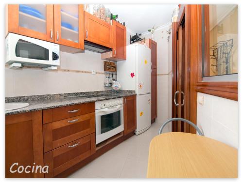 Kuchyň nebo kuchyňský kout v ubytování ÁTICO CON ENCANTO EN EL CENTRO DE LOGROÑO