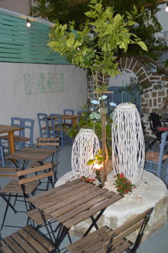 Galanopetra RHODES GREECE tesisinde bir restoran veya yemek mekanı