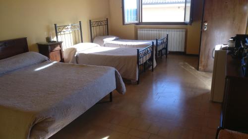 1 dormitorio con 2 camas y ventana en Punta Aderci Rooms, en Vasto