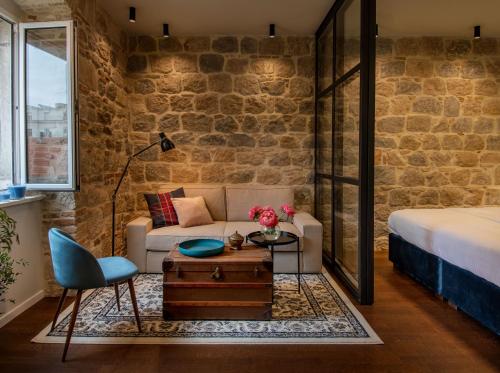 um quarto com uma cama, um sofá e uma mesa em Luxury Residence Mareta em Split