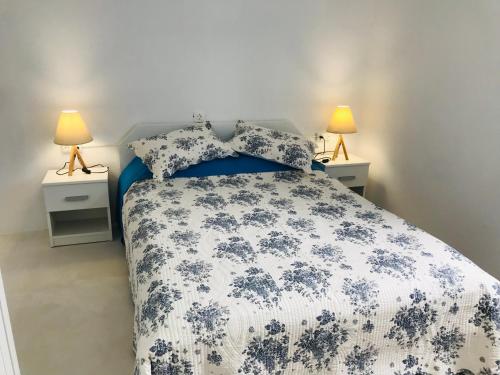 sypialnia z niebiesko-białym łóżkiem z 2 lampami w obiekcie Stegna Breeze w mieście Archangelos