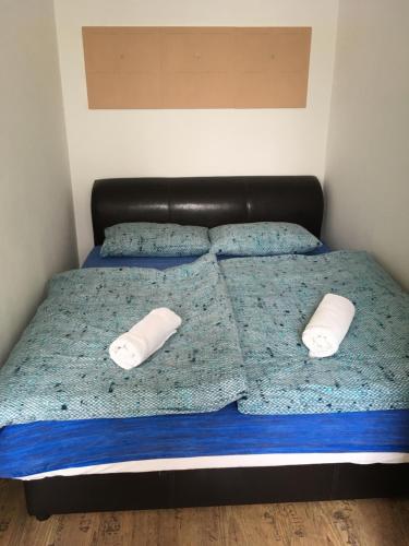 - un lit avec 2 oreillers blancs au-dessus dans l'établissement Barbara House, à Budapest