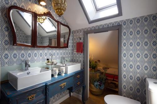 a bathroom with two sinks and a mirror at LovelyStay - Casa do Papel - Charm in Matosinhos in Matosinhos